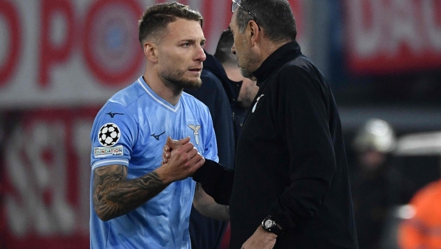 Lazio's Italian forward #17 Ciro Immobile shakes hands with Lazio's Italian headcoach Maurizio Sarri as he leaves the pitch during the UEFA Champions League last 16 first leg between Lazio and Bayern Munich at the Olympic stadium on February 14, 2024 in Rome. (Photo by Filippo MONTEFORTE / AFP)
