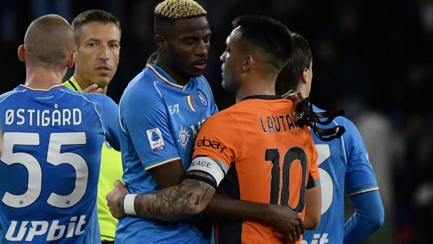 Napoli's Nigerian forward #09 Victor Osimhen greets Inter Milan's Argentine forward #10 Lautaro Martinez at the end of the Italian Serie A football match between Napoli and Inter Milan on December 03, 2023 at the Diego Armando Maradona stadium in Naples. (Photo by Filippo MONTEFORTE / AFP)