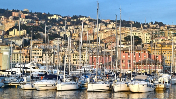 Il porto antico di Genova, barche ormeggiate, con la sfera progettata da Renzo Piano simbolo della citta' al tramonto. Genova, 02 febbraio 2024.
ANSA/LUCA ZENNARO
(lanterna, porto, porto antico, simbolo della citta', mare, cultura, genova)