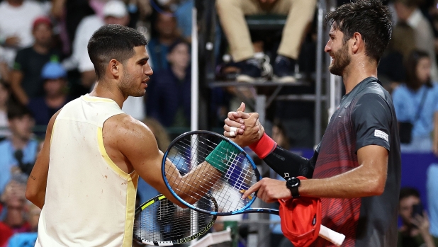 Spain's Carlos Alcaraz (L) shakes hands after winning against Italy's Andrea Vavassori during their quarter final match of the ATP 250 Argentina Open tennis tournament in Buenos Aires on February 16, 2024. (Photo by ALEJANDRO PAGNI / AFP)
