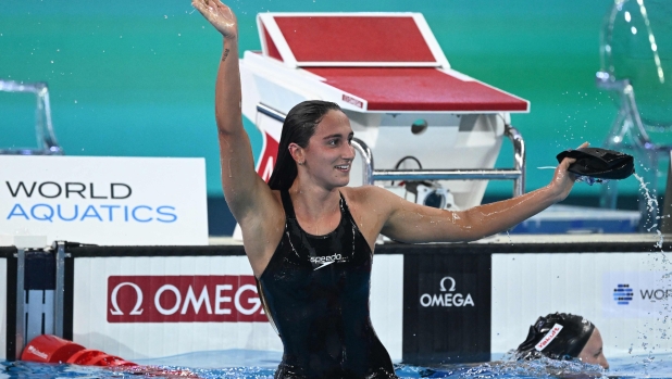 Italy's Simona Quadarella celebrates after winning the final of the women's 800m freestyle swimming event during the 2024 World Aquatics Championships at Aspire Dome in Doha on February 17, 2024. (Photo by SEBASTIEN BOZON / AFP)