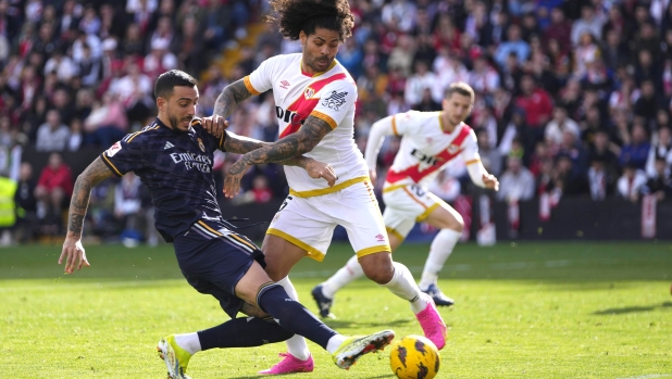 Real Madrid's Joselu, left, challenges for the ball with Rayo's Aridane Hernandez during the Spanish La Liga soccer match between Rayo Vallecano and Real Madrid at the Vallecas stadium in Madrid, Spain, Sunday, Feb. 18, 2024. (AP Photo/Manu Fernandez)