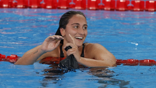epa11162147 Simona Quadarella of Italy celebrates winning the final of the Women's 800m Freestyle Final at the FINA World Aquatics Championships Doha 2024 in Doha, Qatar 17 February 2024.  EPA/MOHAMED MESSARA 41279