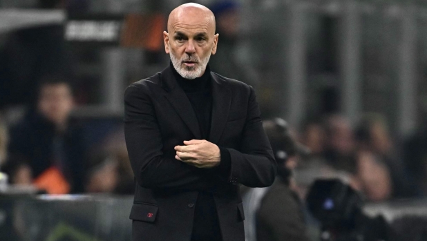AC Milan's Italian coach Stefano Pioli reacts during the UEFA Europa League Last 16 first leg between AC Milan and Rennes at the San Siro Stadium in Milan. (Photo by GABRIEL BOUYS / AFP)