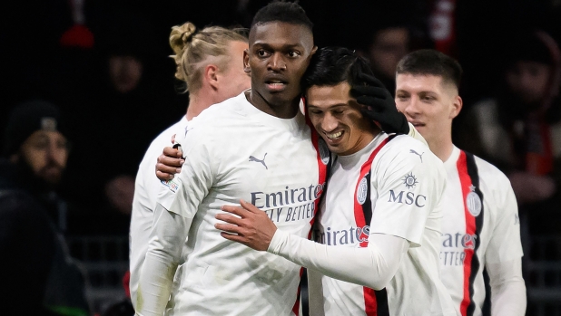 AC Milan's Portuguese forward #10 Rafael Leao (L) celebrates with teammates at the end of the UEFA Europa League round of 16 play-off match between Rennes and AC Milan at The Roazhon Park Stadium in Rennes, western France, on Febrtuary 22, 2024. AC Milan overcame a spirited Rennes 5-3 on aggregate despite a 3-2 loss in second leg play-off match to reach the Europa League last 16. (Photo by LOIC VENANCE / AFP)