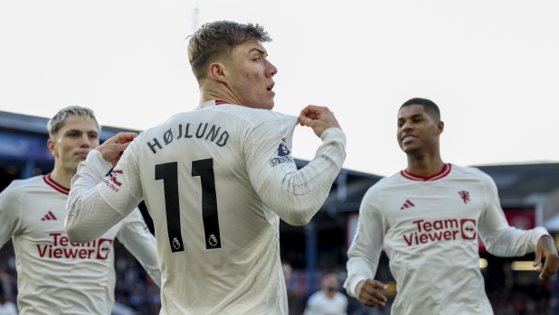 Manchester United's Rasmus Hojlund celebrates after scoring his side's opening goal during the English Premier League soccer match between Luton Town and Manchester United at Kenilworth Road, in Luton, England, Sunday, Feb. 18, 2024. (AP Photo/Ian Walton)