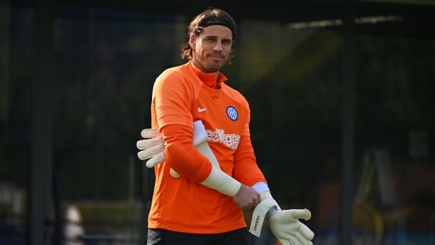 COMO, ITALY - FEBRUARY 18: Yann Sommer of FC Internazionale looks on during the FC Internazionale training session at the club's training ground Suning Training Center on February 18, 2024 in Como, Italy. (Photo by Mattia Ozbot - Inter/Inter via Getty Images)