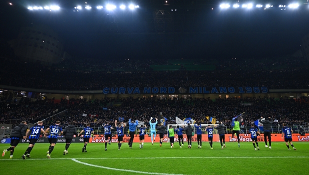 MILAN, ITALY - FEBRUARY 28: Players of FC Internazionale celebrate the victory at the end of the Serie A TIM match between FC Internazionale and Atalanta BC - Serie A TIM  at Stadio Giuseppe Meazza on February 28, 2024 in Milan, Italy. (Photo by Mattia Ozbot - Inter/Inter via Getty Images)