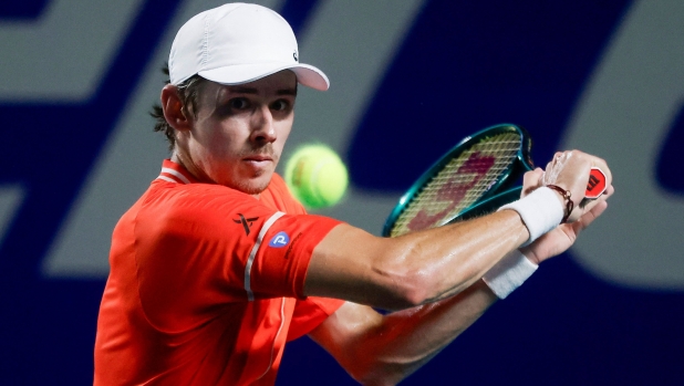 Australia's Alex De Minaur hits a return against Norway's Casper Ruud during the Mexico ATP Open 500 men´s singles final tennis match at the Arena GNP Seguros in Acapulco, Guerrero State, Mexico on March 2, 2024. (Photo by Rodrigo Oropeza / AFP)