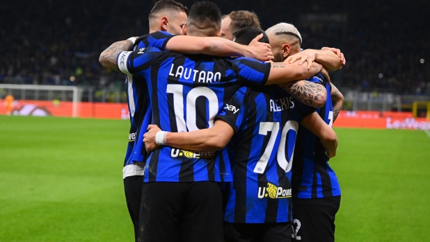 MILAN, ITALY - MARCH 04:  Alexis Sanchez of FC Internazionale celebrates with team-mates after soring the goal during the Serie A TIM match between FC Internazionale and Genoa CFC - Serie A TIM  at Stadio Giuseppe Meazza on March 04, 2024 in Milan, Italy. (Photo by Mattia Pistoia - Inter/Inter via Getty Images)
