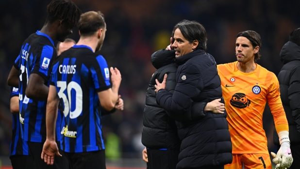 MILAN, ITALY - MARCH 04: head coach of FC Internazionale Simone Inzaghi celebrates the victory with his players after the Serie A TIM match between FC Internazionale and Genoa CFC - Serie A TIM  at Stadio Giuseppe Meazza on March 04, 2024 in Milan, Italy. (Photo by Mattia Ozbot - Inter/Inter via Getty Images)