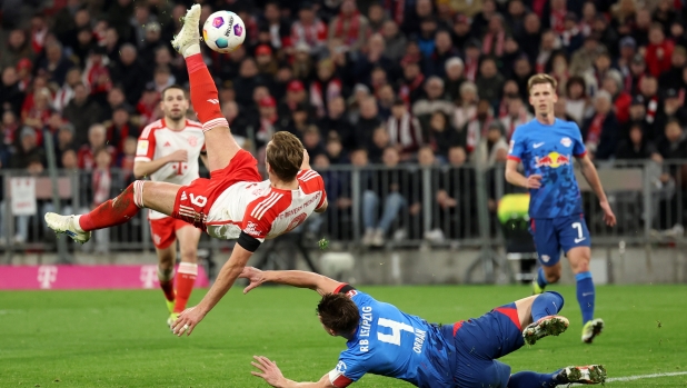 MUNICH, GERMANY - FEBRUARY 24: Harry Kane of Bayern Munich performs a bicycle kick whilst under pressure from Willi Orban of RB Leipzig during the Bundesliga match between FC Bayern München and RB Leipzig at the Allianz Arena on February 24, 2024 in Munich, Germany. (Photo by Boris Streubel/Getty Images) *** BESTPIX ***