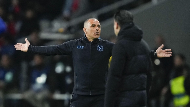 epa11217372 Napoli's head coach Francesco Calzona (L) gestures during the UEFA Champions League round of 16 second leg soccer match between FC Barcelona and SSC Napoli, in Barcelona, Catalonia, Spain, 12 March 2024.  EPA/Alejandro Garcia