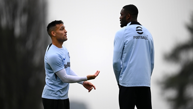 COMO, ITALY - FEBRUARY 06: Lautaro Martinez of FC Internazionale, Marcus Thuram of FC Internazionale in action during the FC Internazionale training session at the club's training ground Suning Training Center on February 06, 2024 in Como, Italy. (Photo by Mattia Ozbot - Inter/Inter via Getty Images)