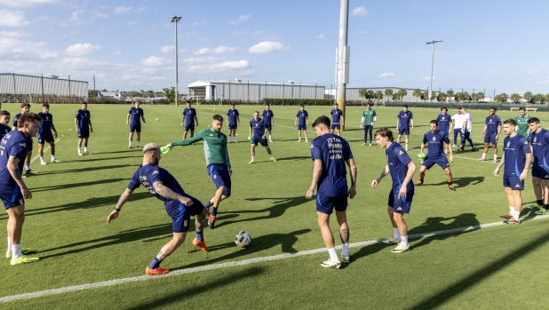 epa11232496 Players of Italy attend a training session in Fort Lauderdale, Florida, USA, 20 March 2024. The Italy will play against Venezuela in their friendly match on 21 March 2024.  EPA/CRISTOBAL HERRERA-ULASHKEVICH