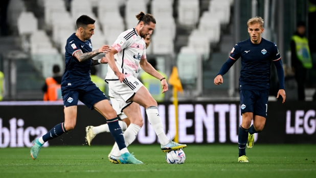 TURIN, ITALY - APRIL 02: Adrien Rabiot of Juventus battles for the ball with Matias Vecino of SS Lazio during the Coppa Italia Semi-final match between Juventus and SS Lazio at Allianz Stadium on April 02, 2024 in Turin, Italy. (Photo by Daniele Badolato - Juventus FC/Juventus FC via Getty Images)