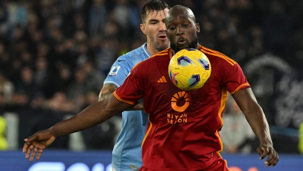 Lazio's Italian defender #13 Alessio Romagnoli fights for the ball with Roma's Belgian midfielder #90 Romelu Lukaku during the Italian Serie A football match between Lazio and AS Roma on November 12, 2023 at the Olympic stadium in Rome. (Photo by Andreas SOLARO / AFP)