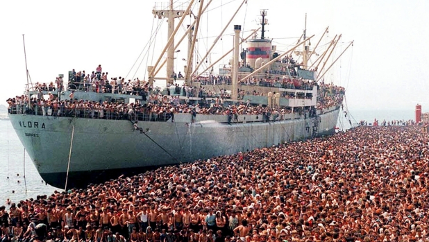 Una nave piena di speranze, uno stadio lager, un sogno che si fa incubo: 1991, l'estate più calda di Bari