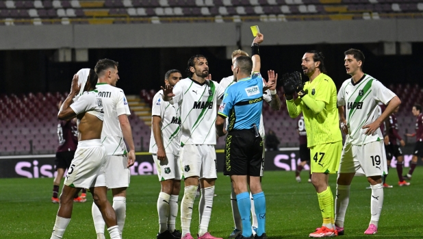 Sassuolo's players protess against the referee after the 2-2 goal during the Italian Serie A soccer match US Salernitana vs US Sassuolo at the Arechi stadium in Salerno, Italy, 5 April 2024. ANSA/MASSIMO PICA