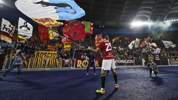 RomaÕs Gianluca Mancini celebrates the victory during the Serie A soccer match between AS Roma and SS Lazio at the Olimpico stadium in Rome, Italy, 6 April 2024. ANSA/RICCARDO ANTIMIANI