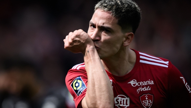 Brest's Uruguayan-Italian forward #07 Martin Satriano celebrates scoring his team's fourth goal during the French L1 football match between Stade Brestois 29 (Brest) and FC Metz at Stade Francis-Le Ble in Brest, western France, on April 7, 2024. (Photo by LOIC VENANCE / AFP)