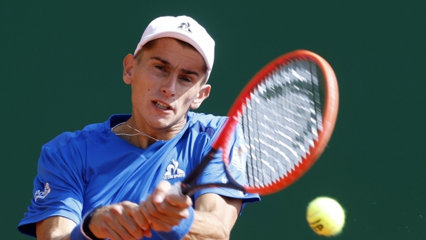 epa11265428 Matteo Arnaldi of Italy in action during his round of 64 match against Sumit Nagal of India at the Monte-Carlo Rolex Masters tennis tournament in Roquebrune Cap Martin, France, 08 April 2024.  EPA/SEBASTIEN NOGIER