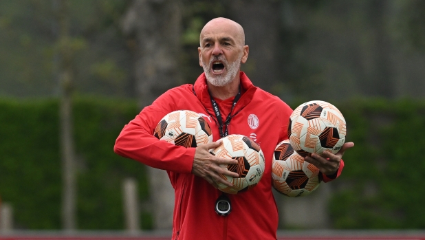 CAIRATE, ITALY - APRIL 09: Head coach AC Milan Stefano Pioli looks on during a AC Milan training session at Milanello on April 09, 2024 in Cairate, Italy.  (Photo by Claudio Villa/AC Milan via Getty Images)