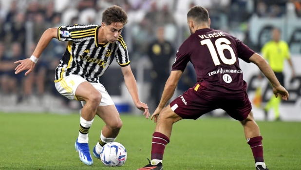 TURIN, ITALY - OCTOBER 07: Kenan Yldiz of Juventus is challenged by Nikola Vlasic of Torino FC during the Serie A TIM match between Juventus and Torino FC at Allianz Stadium on October 07, 2023 in Turin, Italy. (Photo by Filippo Alfero - Juventus FC/Juventus FC via Getty Images)