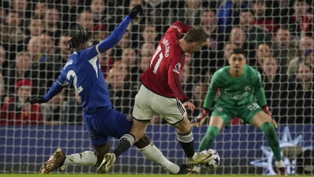 Chelsea's Axel Disasi, left, clears the ball in front Manchester United's Rasmus Hojlund during the English Premier League soccer match between Chelsea and Manchester United at Stamford Bridge in London, Thursday, April 4, 2024. (AP Photo/Kin Cheung)