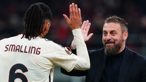 AS Roma’s Daniele de Rossi and AS Roma’s Chris Smalling during   the Europa League soccer  match between Ac Milan and As Roma at the San Siro Stadium in Milan , Italy - Thursday , April 11 2024. Sport - Soccer . (Photo by Spada/LaPresse)