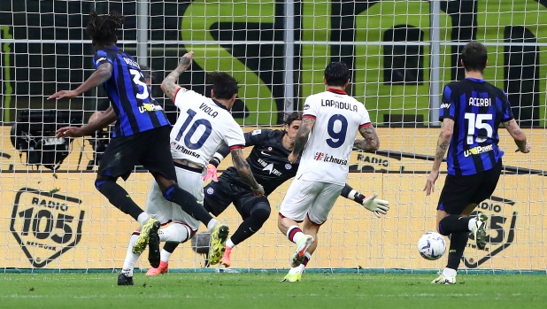 MILAN, ITALY - APRIL 14: Nicolas Viola of Cagliari Calcio scores his team's second goal past Yann Sommer of FC Internazionale during the Serie A TIM match between FC Internazionale and Cagliari at Stadio Giuseppe Meazza on April 14, 2024 in Milan, Italy. (Photo by Marco Luzzani/Getty Images)