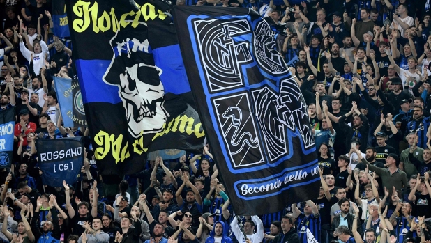 Udinese's fans cheer during the Italian Serie A football match between Udinese and Inter Milan on April 8, 2024 at the Friuli - Dacia Arena stadium in Udine. (Photo by Filippo MONTEFORTE / AFP)