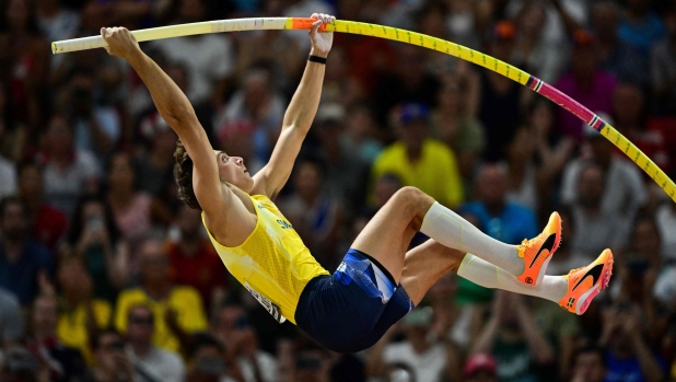 (FILES) Sweden's Armand Duplantis competes in the men's pole vault final during the World Athletics Championships at the National Athletics Centre in Budapest on August 26, 2023. Armand 'Mondo' Duplantis kicks off his outdoor season at the Xiamen Diamond League meet on April 20, 2024 confident that his "inner" competition will keep pushing him to new heights. (Photo by Ben Stansall / AFP)