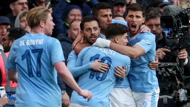 epa11290641 Bernardo Silva (C) of Manchester City celebrates with teammates after scoring the opening goal during the FA Cup semi-final soccer match of Manchester City against Chelsea FC, in London, Britain, 20 April 2024.  EPA/NEIL HALL EDITORIAL USE ONLY. No use with unauthorized audio, video, data, fixture lists, club/league logos, 'live' services or NFTs. Online in-match use limited to 120 images, no video emulation. No use in betting, games or single club/league/player publications.