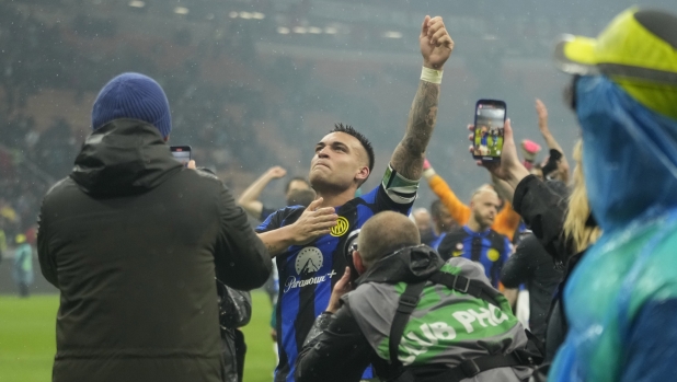 Inter Milan's Lautaro Martinez celebrates at the end of the Serie A soccer match between AC Milan and Inter Milan at the San Siro stadium in Milan, Italy, Monday, April 22, 2024. (AP Photo/Luca Bruno)