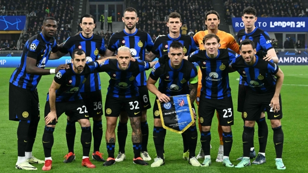 Inter Milan's team players (from top left) Inter Milan's French forward #09 Marcus Thuram, Inter Milan's Italian defender #36 Matteo Darmian, Inter Milan's Dutch defender #06 Stefan de Vrij, Inter Milan's French defender #28 Benjamin Pavard, Inter Milan's Swiss goalkeeper #01 Yann Sommer, Inter Milan's Italian defender #95 Alessandro Bastoni, Inter Milan's Armenian midfielder #22 Henrikh Mkhitaryan, Inter Milan's Italian defender #32 Federico Dimarco, Inter Milan's Argentine forward #10 Lautaro Martinez, Inter Milan's Italian midfielder #23 Nicolo Barella and Inter Milan's Turkish midfielder #20 Hakan Calhanoglu  pose before the UEFA Champions League last 16 first leg football match Inter Milan vs Atletico Madrid at the San Siro stadium in Milan on February 20, 2024. (Photo by GABRIEL BOUYS / AFP)