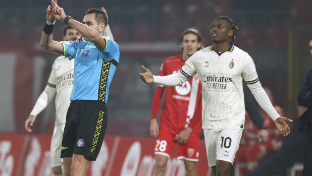 Foto Alberto Mariani/LaPresse  18 Febbraio 2024 - Monza Brianza, Italia - sport, calcio - Monza vs Milan - Campionato italiano di calcio Serie A Tim 2023/2024 - Stadio U-Pouwer. Nella foto:    Arbitro    Andrea Colombo  February 18, 2024 Monza Brianza Italy - sport, soccer - Monza vs Milan- Italian Serie A timFootball Championship 2023/2024 - Stadio U-PouwerStadium. In the pic: Andrea Colombo referee