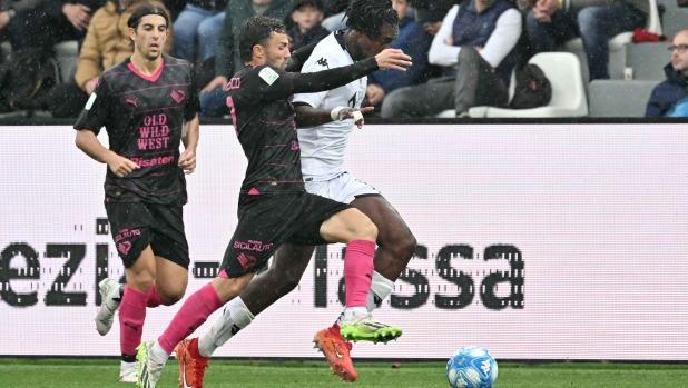 Spezia?s Rachid Kouda fights for the ball with Palermo?s Federico Di Francesco during the Serie BKT soccer match between Spezia and Palermo at the Alberto Picco stadium in La Spezia, Italy - Wednesday, May 01, 2024 - Sport  Soccer (Photo by Tano Pecoraro/LaPresse)