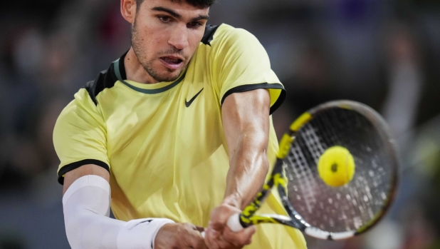 Carlos Alcaraz, of Spain, returns the ball to Andrey Rublev, of Russia, during the Mutua Madrid Open tennis tournament in Madrid, Wednesday, May 1, 2024. (AP Photo/Manu Fernandez)    Associated Press / LaPresse Only italy and  spain