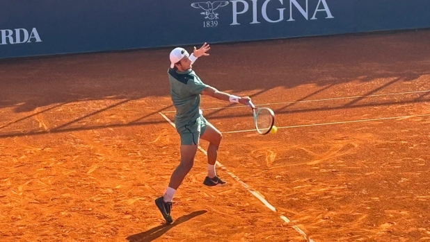 Lorenzo Musetti durante la finale del Sardegna open di Cagliari, 5 maggio 2024. ANSA/ STEFANO AMBU