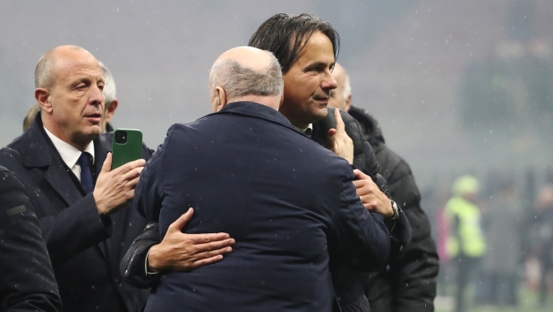 MILAN, ITALY - APRIL 22: Simone Inzaghi, Head Coach of FC Internazionale, celebrates winning the Serie A TIM title with Giuseppe Marotta, FC Internazionale Chief Executive Officer Sport, after winning the Serie A TIM match between AC Milan and FC Internazionale at Stadio Giuseppe Meazza on April 22, 2024 in Milan, Italy. (Photo by Marco Luzzani/Getty Images)