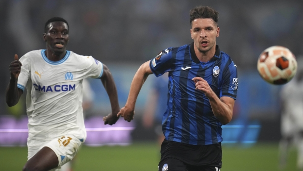 Marseille's Ismaila Sarr, left, challenges Atalanta's Berat Djimsiti during the Europa League semifinal first leg soccer match between Olympique de Marseille and Atalanta at the Velodrome stadium in Marseille, France, Thursday, May 2, 2024. (AP Photo/Daniel Cole)