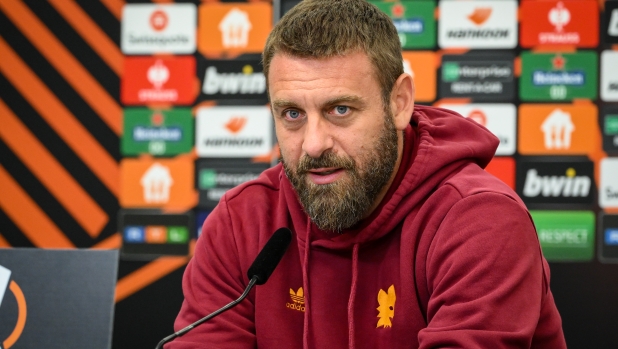 LEVERKUSEN, GERMANY - MAY 06: Coach Daniele De Rossi of AS Roma attends a press conference, ahead of tomorrow's UEFA Europa League 2023/24 Semi-Final second leg match against Bayer 04 Leverkusen, at BayArena on May 06, 2024 in Leverkusen, Germany.  (Photo by Fabio Rossi/AS Roma via Getty Images)