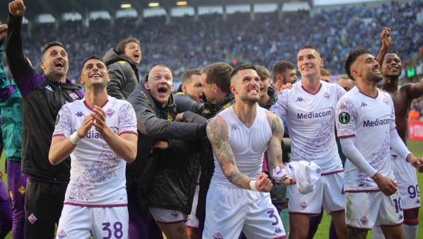 epa11327652 Players of Fiorentina celebrate with fans after the UEFA Europa Conference League semi-finals, 2nd leg soccer match between Club Brugge and ACF Fiorentina, in Bruges, Belgium, 08 May 2024.  EPA/OLIVIER MATTHYS