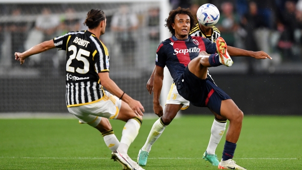 TURIN, ITALY - AUGUST 27: Joshua Zirkzee of Bologna controls the ball ahead of Adrien Rabiot of Juventus during the Serie A TIM match between Juventus and Bologna FC at Allianz Stadium on August 27, 2023 in Turin, Italy. (Photo by Valerio Pennicino/Getty Images)