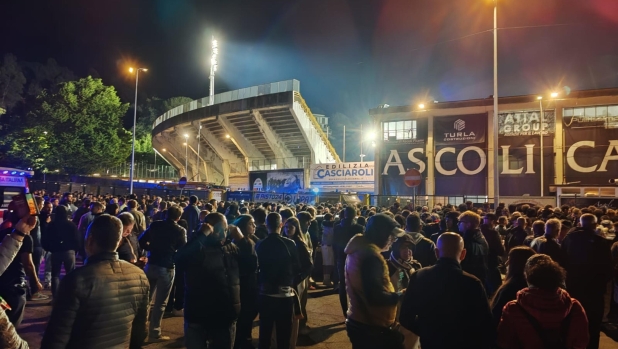 Tensione all'esterno dello stadio del Duca di Ascoli Piceno dopo la sconfitta della squadra di casa contro il Pisa, che segna la retrocessione in serie C dei bianconeri, 10 maggio 2024. ANSA/ GIUSEPPE ERCOLI