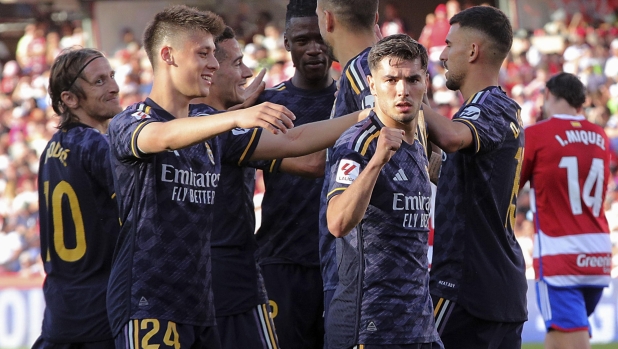 epa11333646 Real Madrid's Brahim Diaz (R) celebrates with teammates after scoring the 0-4 goal during the Spanish LaLiga soccer match between Granada CF and Real Madrid, in Granada, Spain, 11 May 2024.  EPA/Pepe Torres