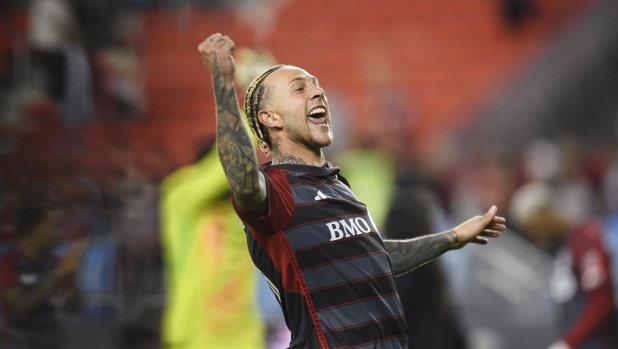 Treccine, panta-gonna, tatuaggi: tutti i look di Federico Bernardeschi
