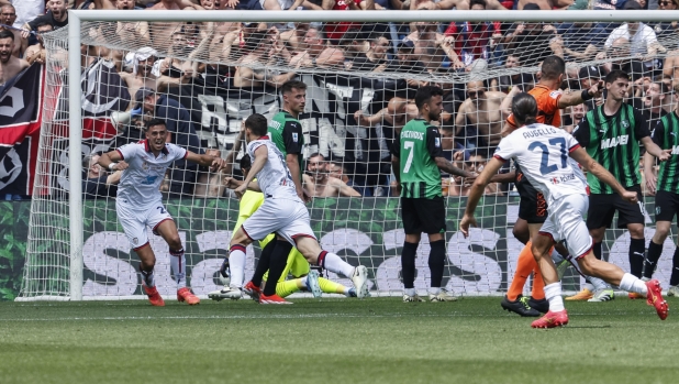 Cagliari's  Matteo Prati jubilates with his teammates after scoring the goal during the Italian Serie A soccer match US Sassuolo vs Cagliari Calcio at Mapei Stadium in Reggio Emilia, Italy, 19 May 2024. ANSA /ELISABETTA BARACCHI