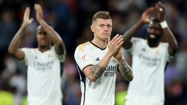 MADRID, SPAIN - MAY 14: Toni Kroos of Real Madrid applauds the fans after the team's victory in the LaLiga EA Sports match between Real Madrid CF and Deportivo Alaves at Estadio Santiago Bernabeu on May 14, 2024 in Madrid, Spain. (Photo by Clive Brunskill/Getty Images)